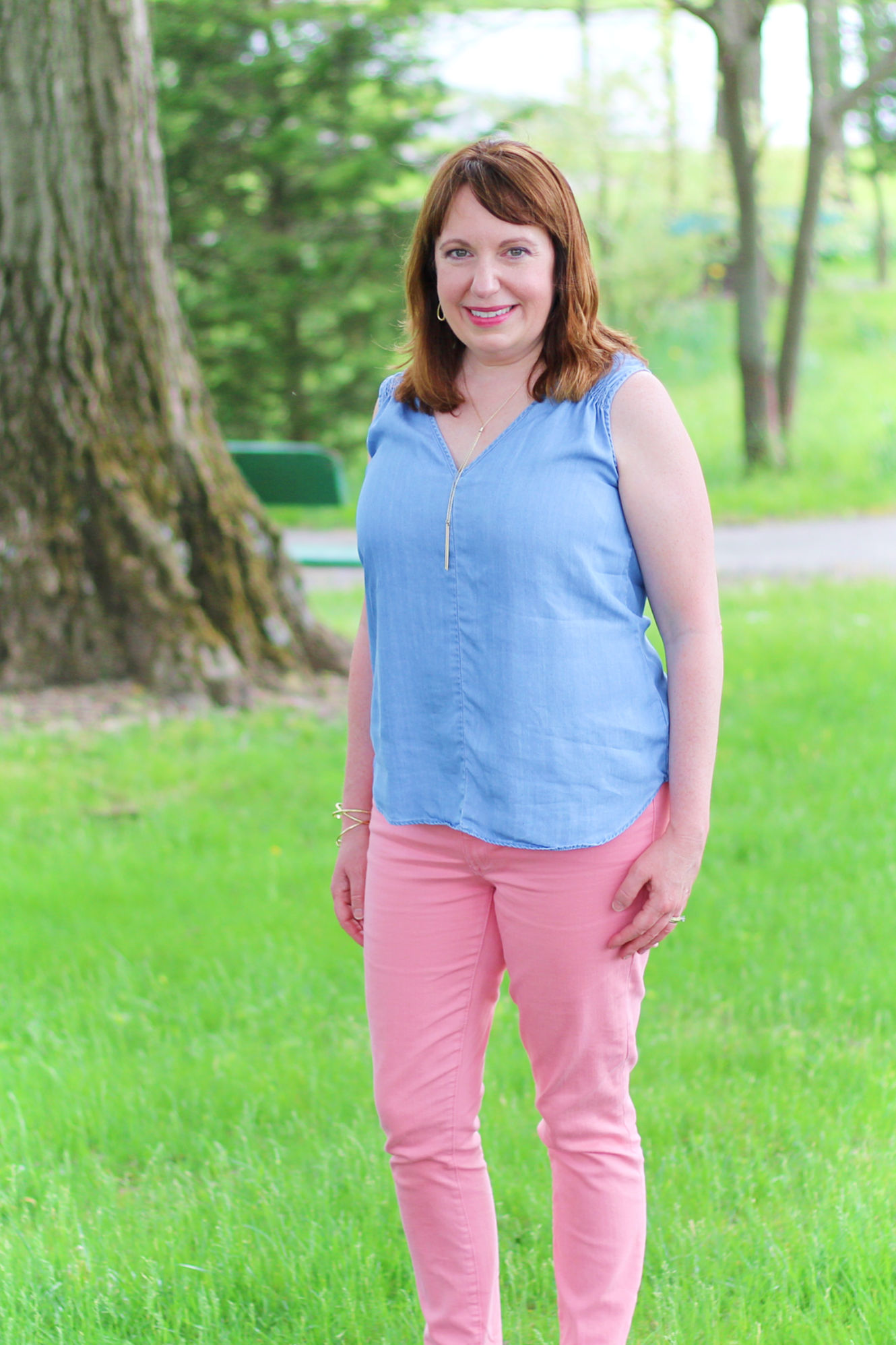 Chambray Top And Pink Jeans #outfits #spring #fashion