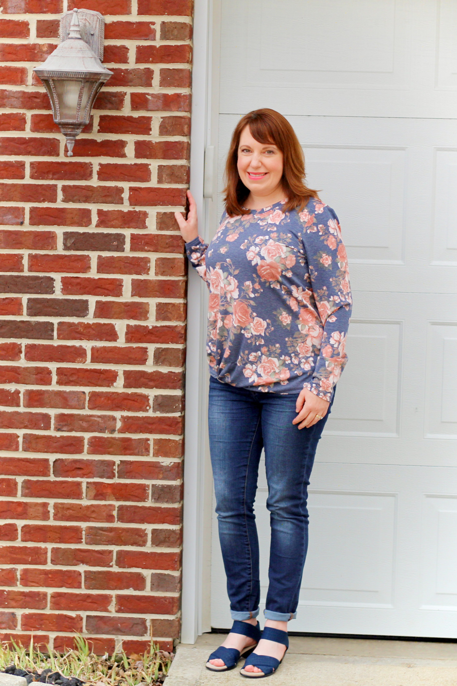 Spring Long Sleeve Top With Jeans And Sandals