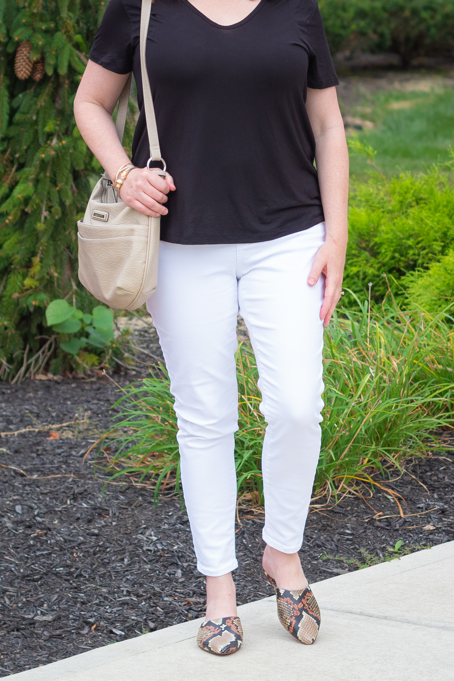 White Jeans Look with Beige Handbag & Snakeskin Mules